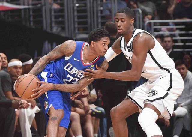 她以沉着冷 她以沉着冷