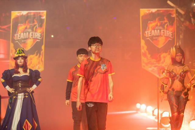 充满魅力的 充满魅力的